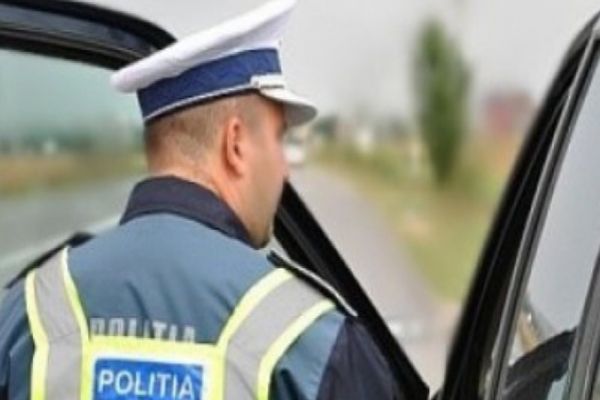 Tânără de 17 ani prinsă de polițiști în timp ce învăța să conducă mașina pe un drum public