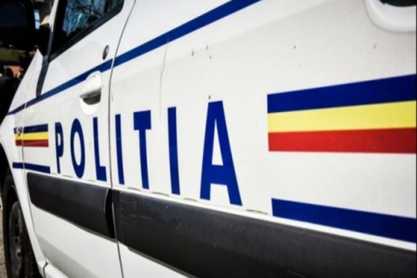 După ce l-au oprit pentru că nu purta centură, polițiștii au descoperit că șoferul era beat și nu avea permis de conducere