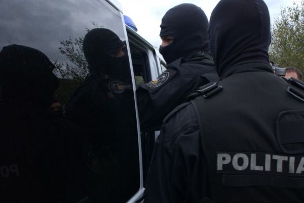 Tânăr ridicat de mascați dintr-o casă de rugăciune, după ce a fost condamnat la închisoare cu executare