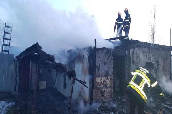 Incendiu urmat de o explozie la o casă din comuna Boroaia VIDEO