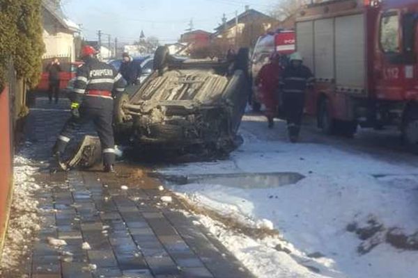 Trei persoane au fost rănite după ce un șofer a pătruns cu mașina pe contrasens FOTO