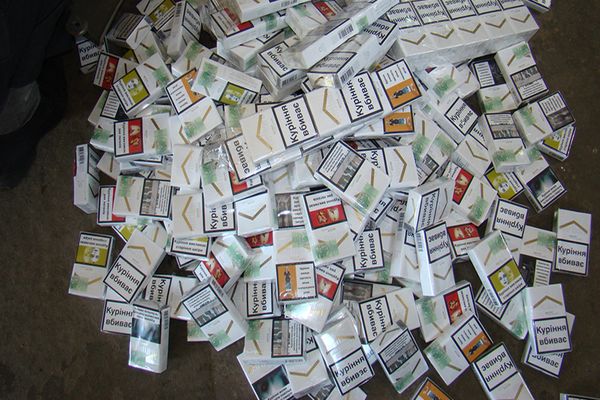 Amenzi de 10.000 lei pentru doi bărbați care au ascuns țigări de contrabandă în bagaje