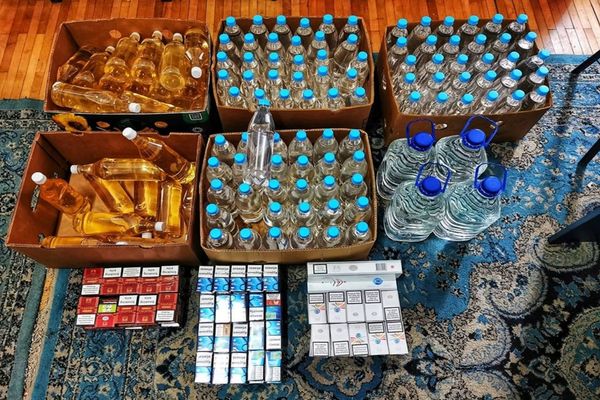 Țigări și alcool fără acte de proveniență, descoperite de jandarmi într-un chioșc din Fălticeni FOTO