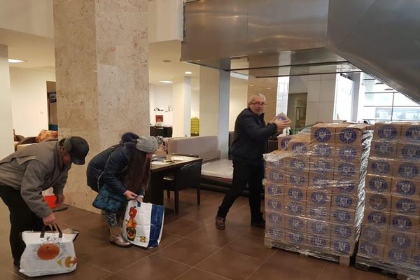 A început distribuirea pachetelor cu ajutoare de la UE FOTO