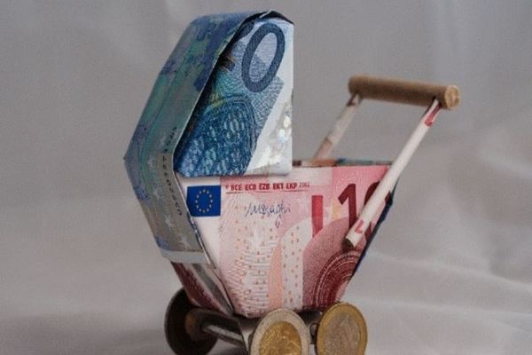 S-a decis! Dublarea alocațiilor, amânată până în august