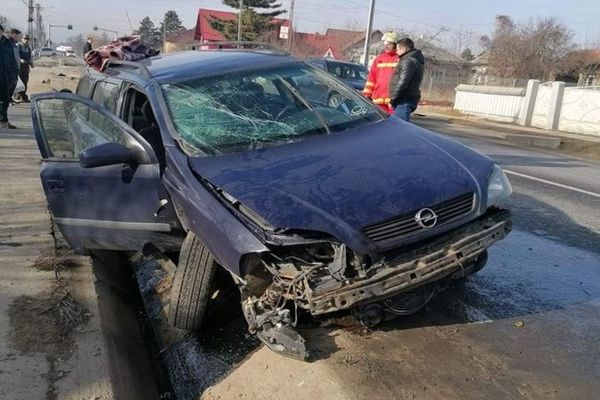 O șoferiță s-a întors către fetița ei aflată pe bancheta din spate și s-a răsturnat cu mașina FOTO