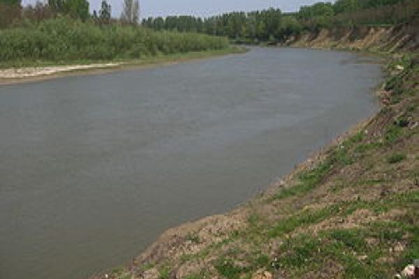 Prins în timp ce vărsa zer cu o vidanjă în râul Suceava