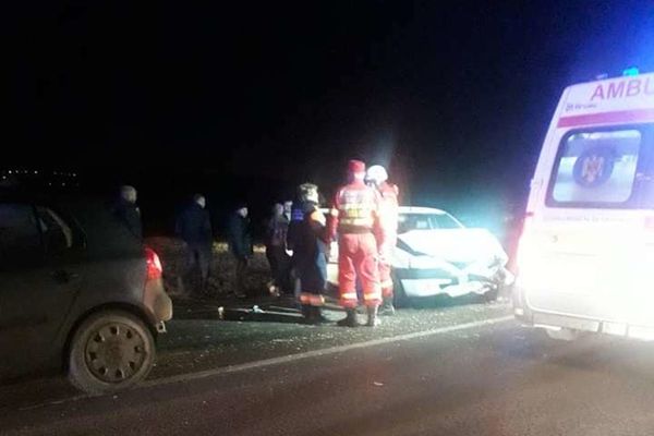 Patru persoane rănite după o coliziune între trei mașini la Pătrăuți FOTO