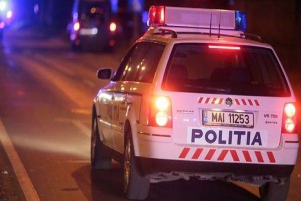 Un tânăr beat a intrat cu mașina în porțile unei case și a fugit de la fața locului