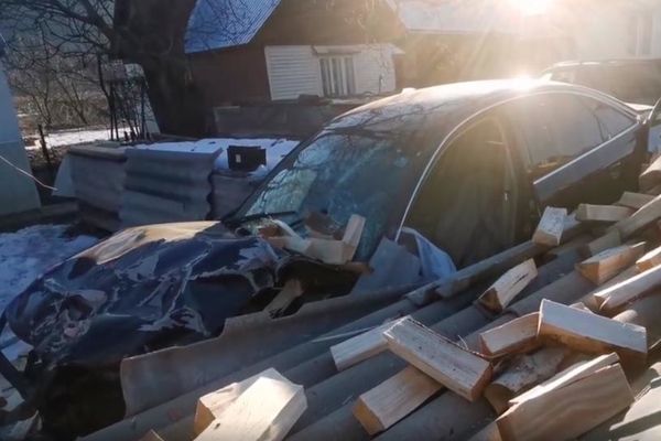 Un șofer a trecut cu mașina prin gardul unui imobil și s-a oprit într-o stivă de lemne VIDEO