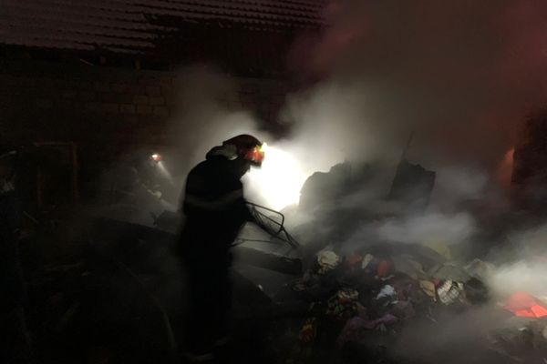 Un bărbat s-a intoxicat cu fum, după ce casa i-a fost cuprinsă de flăcări