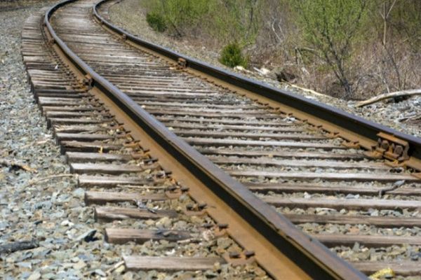 Beat și fără permis, un bărbat din Ipotești a rămas cu mașina blocată pe calea ferată