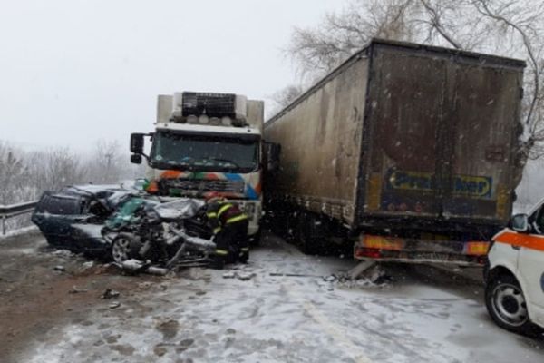 Șase persoane rănite, între care doi copii, în urma coliziunii dintre două tiruri și un autoturism FOTO