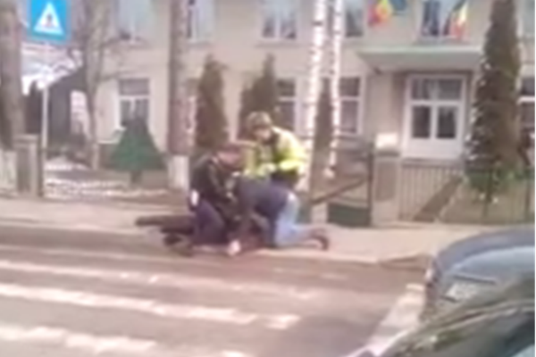 Scandal cu focuri de armă în fața unui liceu din Moldovița VIDEO