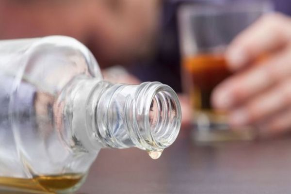 Angajata unui bar a fost agresată de o clientă pentru că a refuzat să-i vândă alcool
