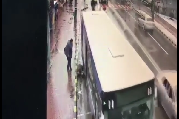 Bătrână accidentată grav la coborârea dintr-un autobuz VIDEO