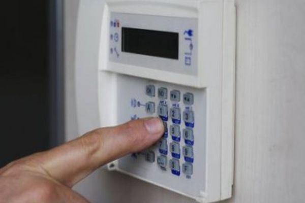 Hoți puși pe fugă de sistemul de alarmă al unui magazin din Marginea