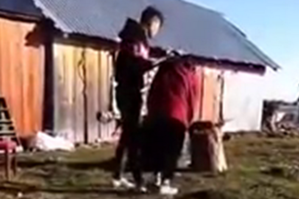 Imagini șocante. Minoră însărcinată bătută cu sălbăticie de concubin VIDEO