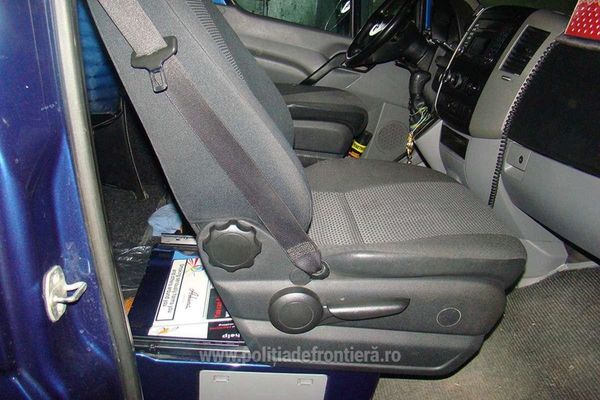 Amendă de 6.000 de lei pentru un șofer care a ascuns țigări de contrabandă într-un microbuz FOTO