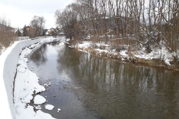 Aglomerări de ghețuri pe râuri din zona de munte a județului Suceava FOTO