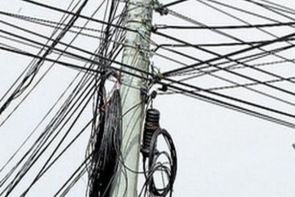 Hoț de cabluri, prins în flagrant de polițiștii sireteni