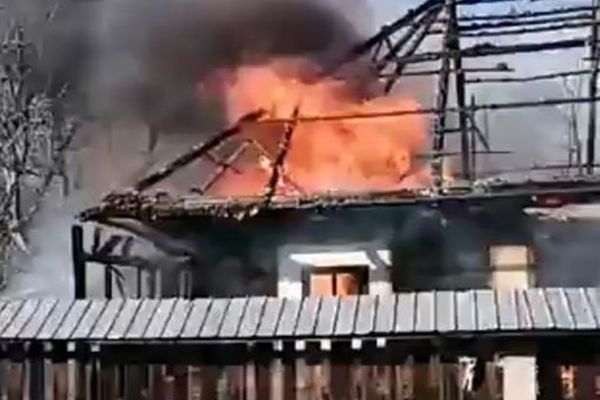 Un bărbat din Horodnic de Jos s-a intoxicat cu fum, după ce casa i-a fost cuprinsă de flăcări FOTO