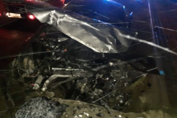 Două persoane rănite după ce au intrat cu mașina într-un cap de pod FOTO