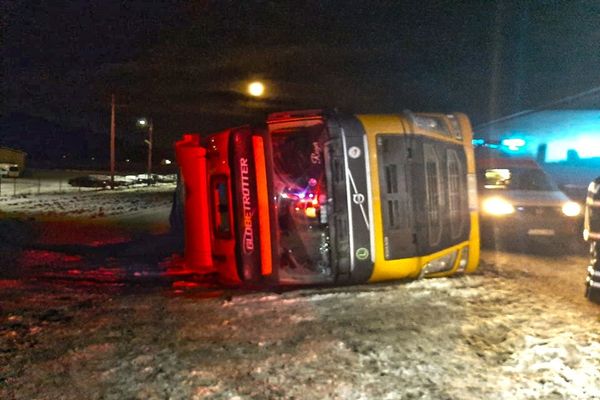 Persoană rănită după ce un tir s-a răsturnat, la Păltinoasa. Gest impresionant făcut de un pompier sucevean FOTO