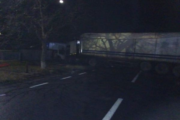 Șoferi răniți în urma coliziunii între două tiruri FOTO