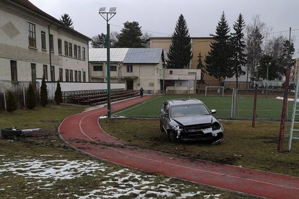 Un autoturism scăpat de sub control a ajuns pe terenul de sport al Colegiului "Eudoxiu Hurmuzachi" Rădăuți VIDEO