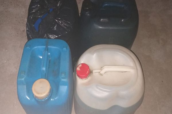 Doi tineri sunt cercetați de polițiști după ce au furat peste 180 litri de motorină dintr-un utilaj parcat pe marginea drumului