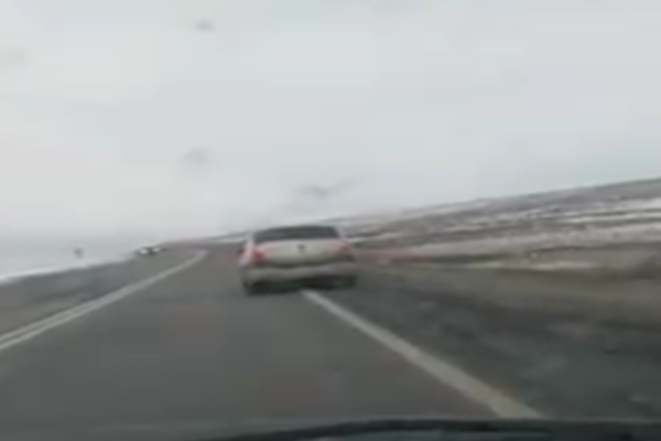Șoferul unui autoturism cu numere de MAI a fost filmat în timp ce circula în zig-zag. Bărbatul fost oprit în trafic de polițiști VIDEO