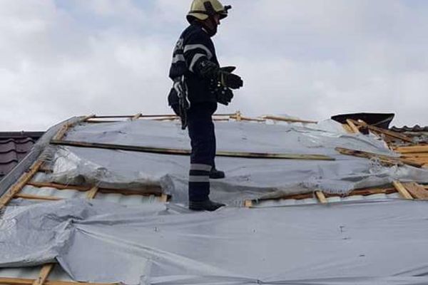 Intervenții ale pompierilor suceveni, după ce mai multe bucăți de tablă au fost luate de vânt FOTO