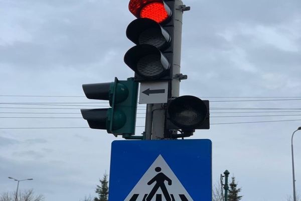 Trecerile de pietoni de pe arterele principale din municipiul Suceava vor fi luminate cu LED