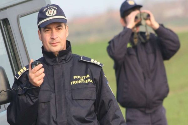 O motoparapantă care transporta țigări de contrabandă a aterizat forțat pe un câmp din Șerbăuți