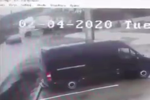 Momentul în care un tir derapează și izbește în plin un autoturism, la Cumpărătura VIDEO