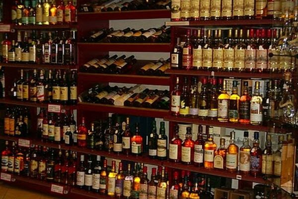 Un tânăr de 18 ani a furat două sticle de whiskey dintr-un hipermarket din Suceava
