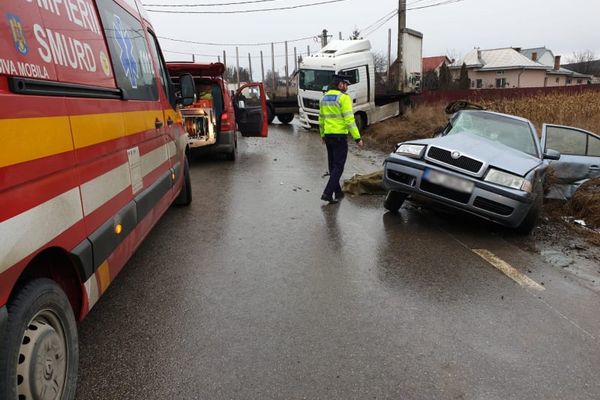 Accident rutier cu trei victime pe raza localității Cumpărătura. O persoană a rămas încarcerată FOTO