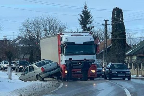 Inconștientă la volan. Un șofer a scăpat ca prin minune după ce a făcut o depășire pe linie continuă VIDEO
