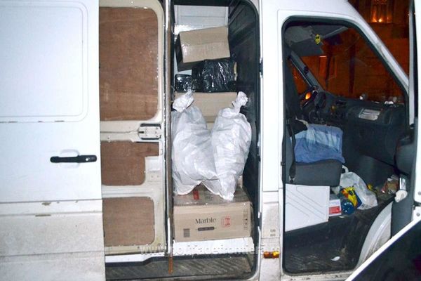 Sucevean prins în flagrant, în județul Constanța, în timp ce transporta cu mașina țigări de contrabandă VIDEO