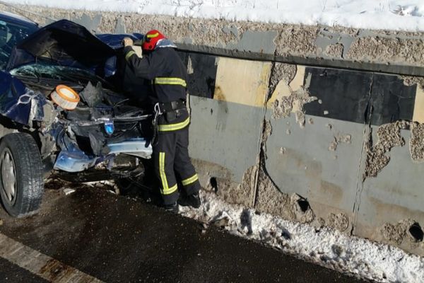 Coliziune între un tir și un autoturism pe raza comunei Poiana Stampei FOTO