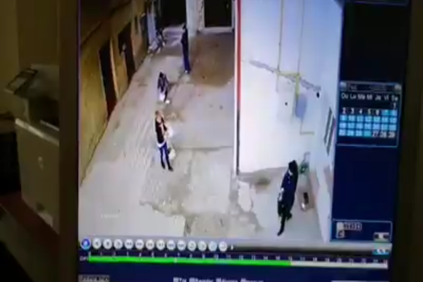 Președintele unei asociații de proprietari din Siret lovit cu poșeta de o datornică VIDEO