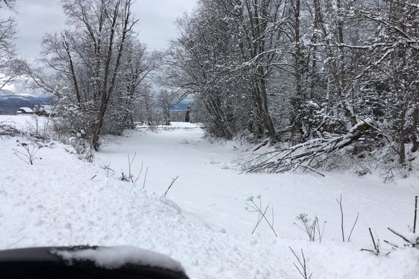 Aglomerările de ghețuri formate pe râurile din zona de munte a județului, monitorizate de SGA FOTO