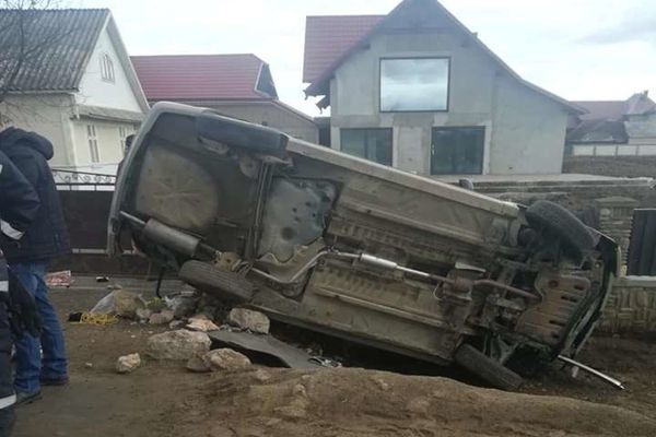 O șoferiță care circula cu viteză s-a răsturnat cu mașina, la Milișăuți VIDEO