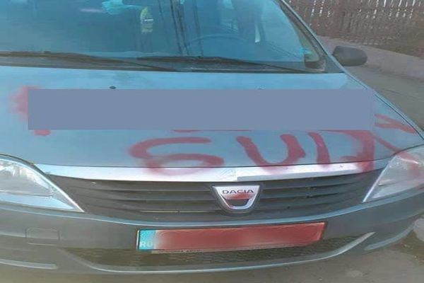 Mașini vandalizate cu mesaje obscene, la Rădăuți FOTO
