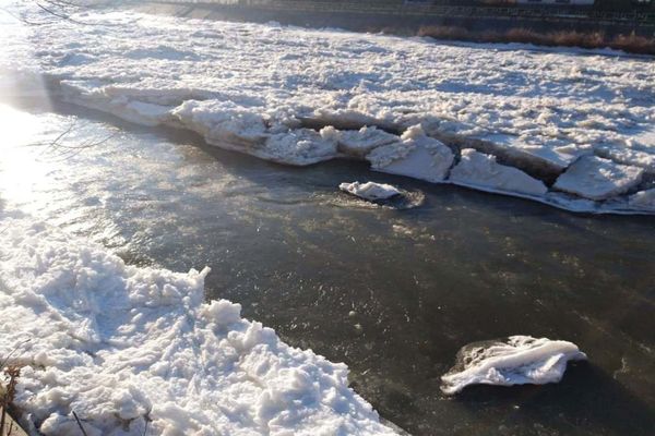 Intervenție a pompierilor pentru dislocarea aglomerărilor de gheață formate pe râul Dorna VIDEO