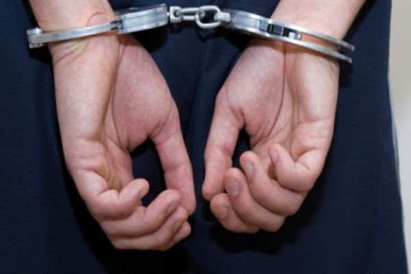 Un agent de poliție a fost reținut pentru 24 de ore pentru trafic de influență și luare de mită