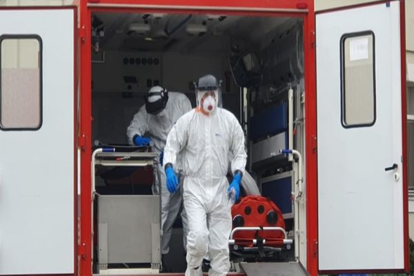 Un bătrân din Salcea, diagnosticat cu coronavirus, s-a ales cu dosar penal după ce, în loc să aștepte să fie transportat acasă cu ambulanța specială, a plecat cu taxiul 