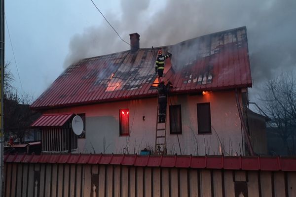 Casă din Bădeuți distrusă de un incendiu pornit de la un coș de fum FOTO