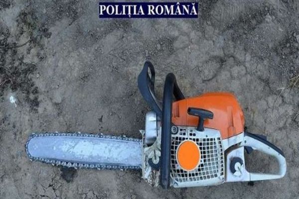 Un băiețel de aproape patru ani a ajuns la spital după ce s-a tăiat cu drujba pe față